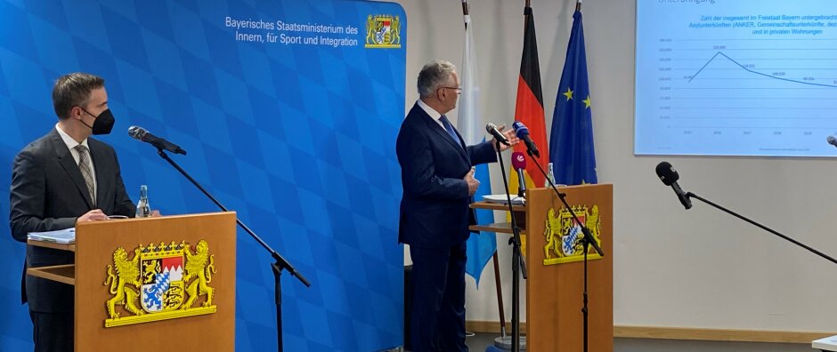 Pressekonferenz Asylbilanz 2021, links Präsident Ströhlein, rechts Innenminister Herrmann
