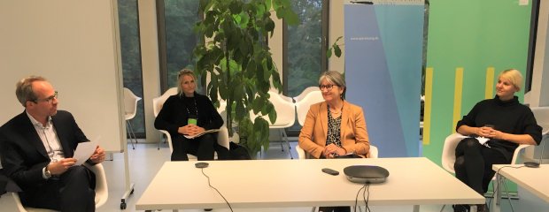 Abschlussdiskussion Flucht und Asyl. Von links nach rechts: StD Christoph Huber, Dorothee Schiwy, Anette Lenz, Loulou Kinski Von links nach rechts: StD Christoph Huber, Dorothee Schiwy, Anette Lenz, Loulou Kinski